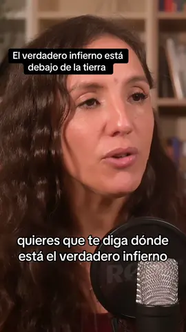 A veces nos imaginamos el cielo y el infierno como lugares lejanos, casi de cuento. Pero la realidad es que están mucho más cerca de lo que creemos: dentro de nuestra propia conciencia. Cuando estás en paz contigo mismo, cuando duermes tranquilo porque sabes que has hecho lo correcto, eso es el cielo. No importa si las cosas van mejor o peor fuera, tú estás bien por dentro. Pero si vas arrastrando culpa, rabia, miedo o remordimientos, aunque todo parezca perfecto desde fuera, estás viviendo un infierno. Al final, no se trata de un sitio al que vamos después de morir, sino de un estado en el que vivimos mientras estamos vivos. El cielo o el infierno no están en otro mundo, están en cómo llevamos el nuestro por dentro.