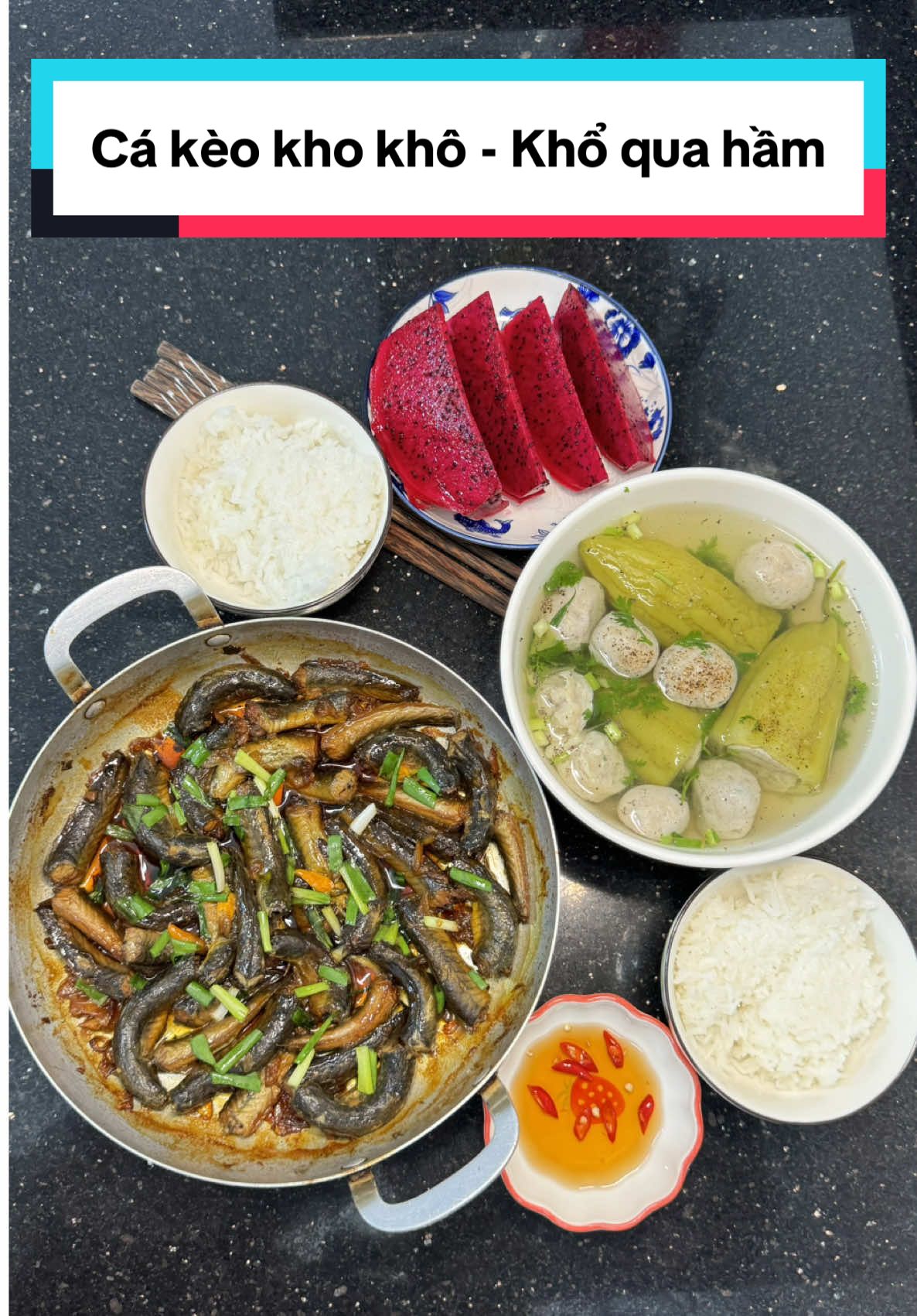 Cá kèo kho khô, canh khổ qua hầm. Cơm chiều gia đình em #themcomnha #monngonmoingay #monngontainha #cakeokho #khoquaham 
