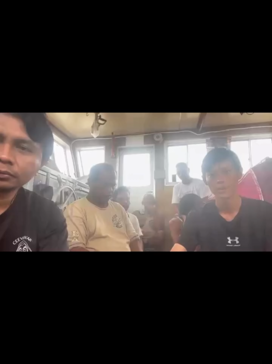Mereka masih terkatung di laut Myanmar. Tujuh WNI, awak kapal MT SHI XING, sudah lebih dari tiga bulan hidup tanpa gaji, tanpa makanan cukup, tanpa kepastian hukum. Mereka dikirim kerja dari Belawan sejak Mei. Janjinya, dapat PKL dan gaji setelah sampai di Malaysia. Tapi janji itu tak pernah ditepati. Kapal malah dialihkan ke Myanmar. Sejak Juli, mereka tidak menerima gaji. Satu di antaranya sudah sakit maag akut. Persediaan makanan mulai habis. Mereka sudah melapor ke Kemenlu dan meminta pertolongan. Tapi hingga hari ini, 13 Oktober 2025, belum ada kepastian evakuasi dari KBRI. Sementara itu, pemilik kapal justru menghindar, tak menjawab pesan, bahkan diduga mencoba memanipulasi para awak agar mau menggerakkan kapal tanpa dibayar. Ini bukan sekadar kisah buruh laut. Ini kisah tentang nyawa dan harga diri manusia yang terlantar di laut lepas. Mereka tidak minta banyak. Hanya ingin pulang dengan selamat. Hanya ingin gajinya dibayar. Kami rakyat Indonesia meminta pemerintah dan KBRI segera mengevakuasi para crew MT SHI XING dari laut Myanmar sebelum ada korban jiwa. Mereka bukan buruh ilegal. Mereka pekerja yang mempertaruhkan nyawa demi keluarga di rumah. Tolong teman2 bantu suarakan ini. @kemlu_ri @kbriyangon @dpr_ri @tvonenews @kompastv @thejakartapost Suara kita bisa jadi nyawa bagi mereka yang kini terdampar di laut tanpa harapan. #EvakuasiCrewMTShixing #WNIbutuhPerlindungan #SaveCrewIndonesia #KemanusiaanTidakBolehTertunda