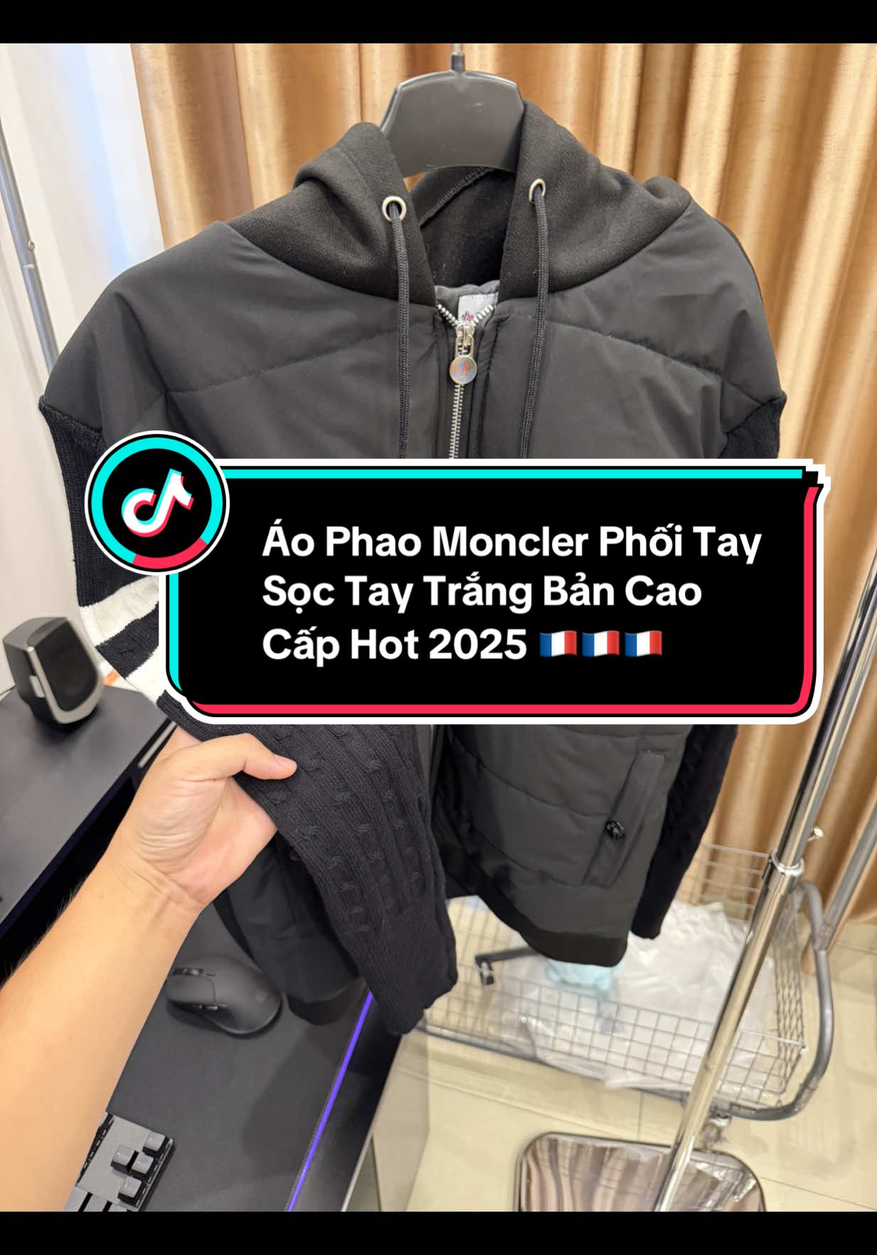 Siêu Phẩm Mùa Đông Đón Đợt Không Khí Lạnh Nhất Đầu Mùa 2025 🌨️❄️☃️🥶 . Áo Khoác Phao MonCler Phối Tay Len Sọc Trắng Bản Cao Cấp Hot 2025 🇫🇷 . Em Đức Có Về Đủ Size M L XL Cho Anh Em Săn Sớm Nhé Để Được Giá Ngon Bổ Rẻ 1xx 😚 . Anh Em Xem Hết Video Và Chốt Đơn Sớm Nhất Nhé 🛍️🛒#phaomoncler#aophaophoitaylen#moncler#hot 