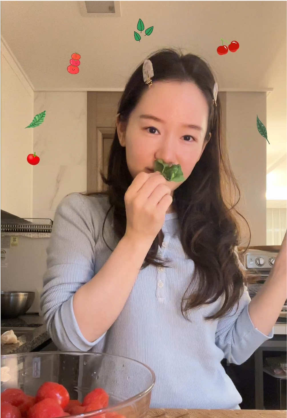 cook with me🍒 tomato girl era can’t live without this tomato marinade🤤 recipe ╰┈➤ cherry tomatoes 1kg onion, olive oil 2T, lemon juice 2T white balsamic 1T, minced garlic 1t basil, allulose 3T, salt&pepper rest overnight 🍅✨ #cookwithme #homecooking #dailyvlog #홈쿡 #요리 