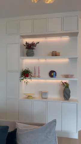 IKEAHACK ”EKET” Vill visa er vår nya platsbyggda förvaring och hylla i vardagsrummet!! Så nöjd med hur allt blev 😍 vad tycker ni? Allt kommer från Eket-serien från @IKEA men vi valde att klä in och lackera luckorna i samma färg som väggen för att få den där där platsbyggda känslan 🤭 Vi tog hjälp av @Kobebygg som gjorde allt (inget samarbete!) 🙏