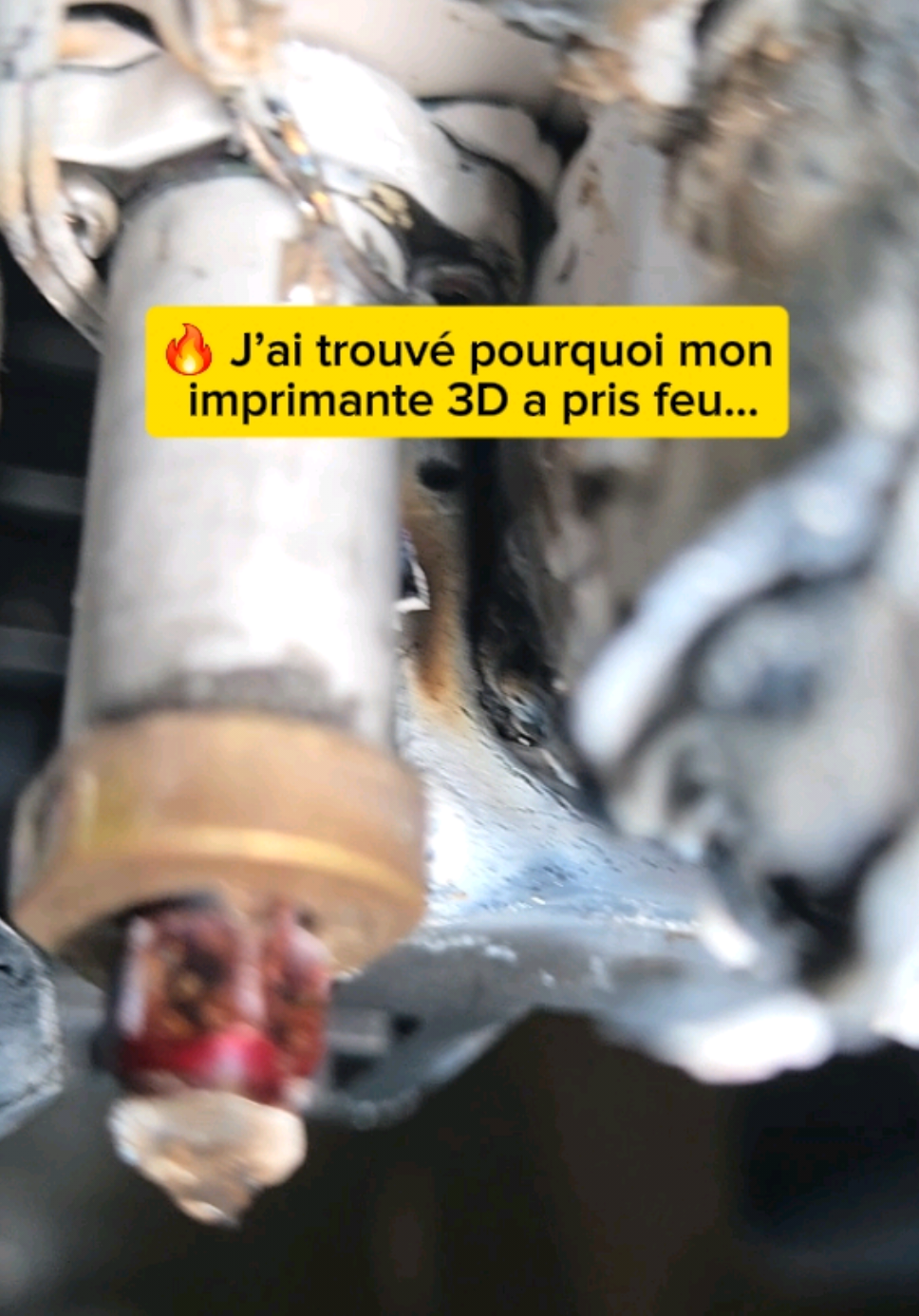 🔥 J’ai trouvé pourquoi mon imprimante 3D a pris feu… En voulant changer la chaussette silicone de ma tête d’impression, j’ai pivoté légèrement la buse pour la dégager… Mauvais réflexe : les deux fils chauffants se sont touchés, et c’est parti en feu. ⚠️ Faites attention quand vous démontez votre hotend, surtout les modèles Créality Hi — un petit mouvement peut tout cramer. #manulabtech  #Impression3D #bricolage  #Creality  #makerlife 