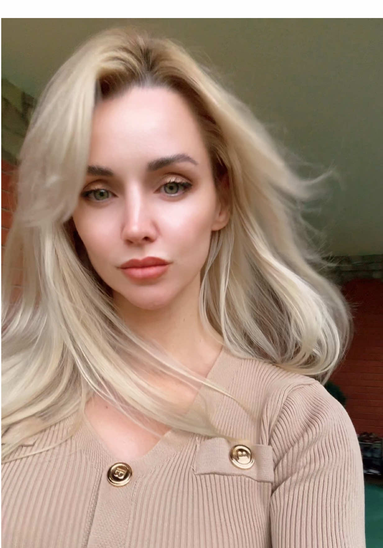 Elegance is when you can’t explain why… but you can’t stop looking. #e#elegantvibesc#classyauras#softblondes#serenebeautyroxylife