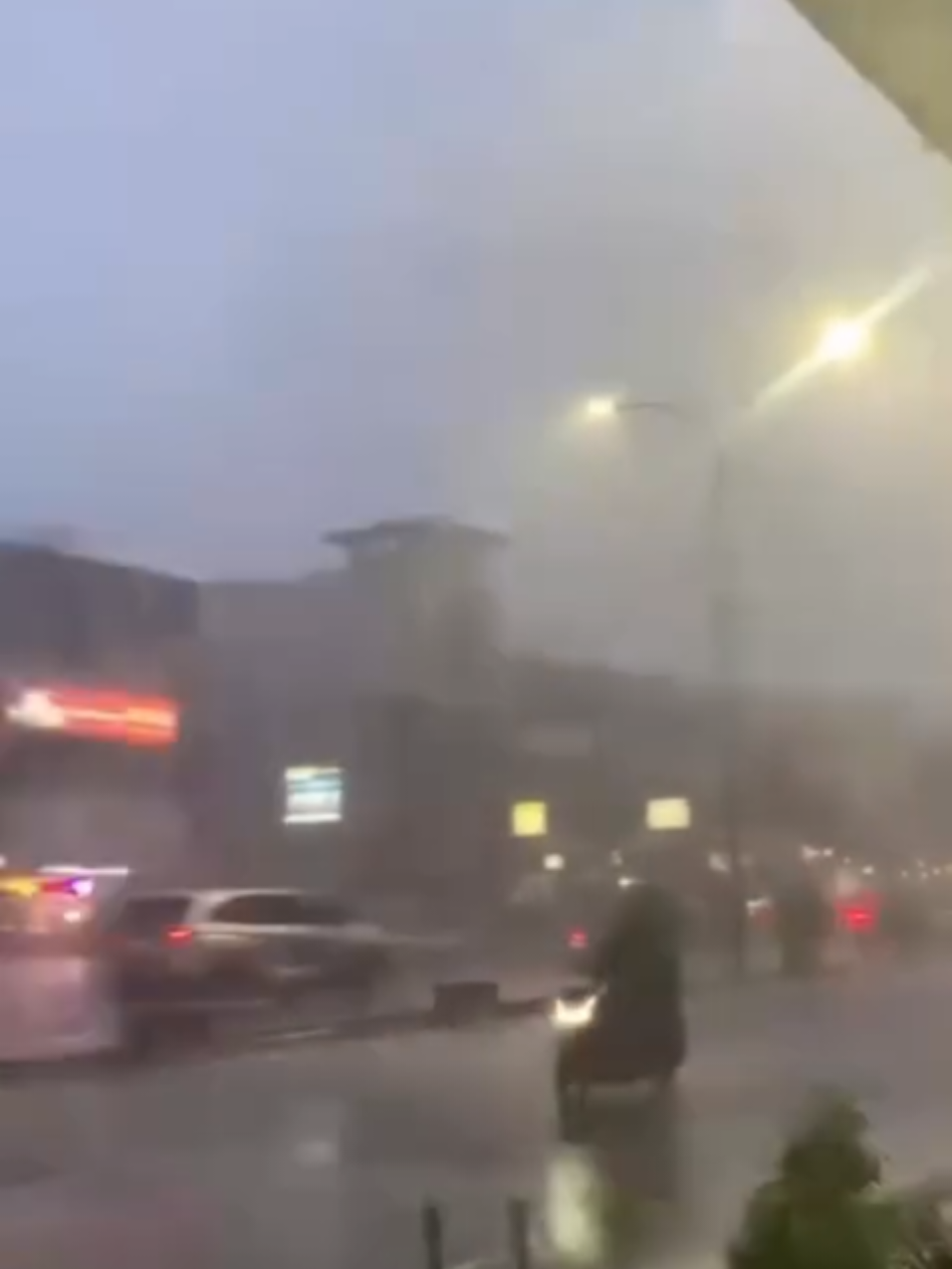 Hujan deras mengguyur kawasan Jalan Gajah Mada, Kota Pontianak, sore ini (13/10/25) sekitar pukul 17.40 WIB. Sejumlah pengendara terpaksa menepi mencari tempat aman. Tetap waspada dan hati-hati di jalan, ya! 🚗💦 #Pontianak #InfoPontianak #HujanDeras #CuacaPontianak 