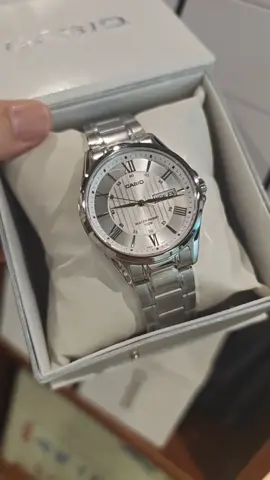 ĐH Casio MTP-1384D: dòng đồng hồ analog 3 kim (giờ, phút, giây), tích hợp chức năng hiển thị ngày và thứ (day & date).   – Thiết kế đơn giản, dễ sử dụng, phù hợp đeo hàng ngày. Tuổi thọ pin ~3 năm, chịu nước 10bar (100m). Dây thép không gỉ. ##donghochinhhang##dongho##donghonam##casio