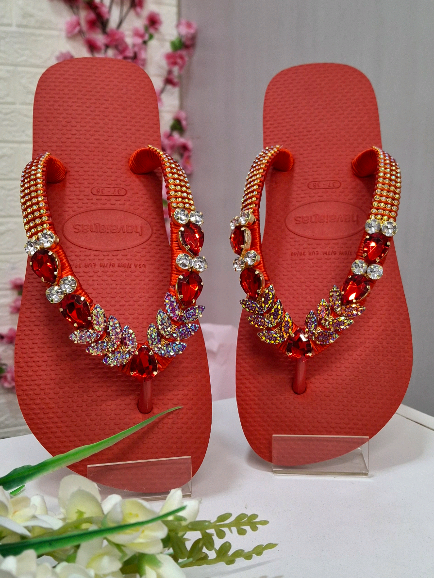 🔥✨ Chegou o modelo Tonico sereia! 🩴👏 Um chinelo que é puro luxo, brilho e personalidade! 😍 Feito com pedrarias vermelhas e douradas aplicadas à mão, ele transforma qualquer look e deixa seus pés ainda mais elegantes. 💎👣 Perfeito para quem ama conforto com um toque de glamour — impossível passar despercebida! 💃❤️ 💥 Garanta já o seu aqui na loja e sinta-se poderosa em cada passo! 💥 #havaianas #presenteperfeito #chinelos #modapraia #havaianaslivredecliches 