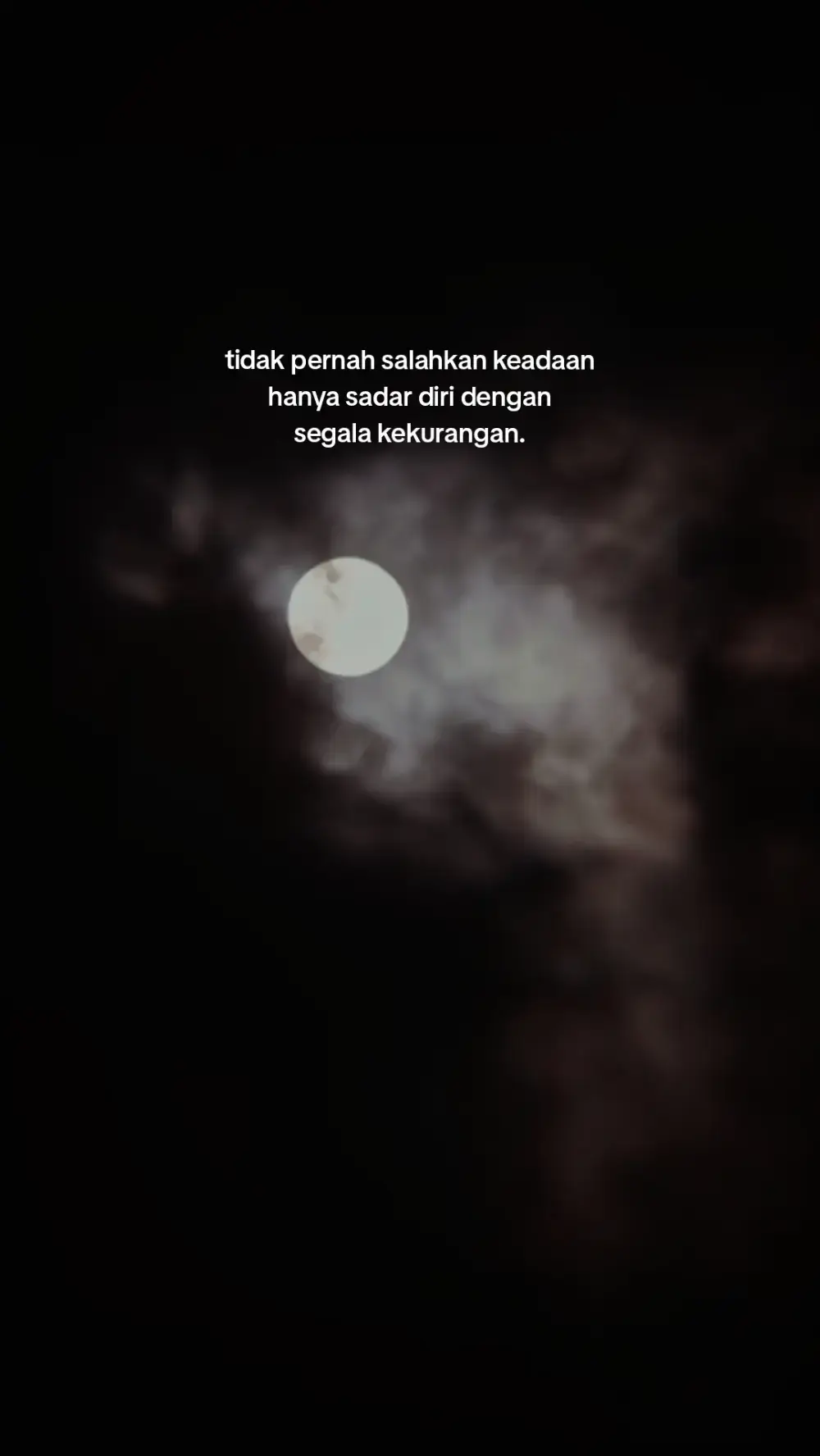 Bahan utama: 1 ekor ayam, potong menjadi 8–10 bagian 1–2 buah jeruk nipis 1 sdt garam 400–600 ml air 1 ikat daun kemangi, petik daunnya (opsional) Minyak goreng secukupnya  Bumbu halus: 10–12 siung bawang merah 6–10 siung bawang putih 10–15 buah cabai merah keriting 5–8 buah cabai rawit merah (sesuai selera) 2 cm jahe 2 cm kunyit 2 butir kemiri 1 buah tomat merah 1/2 sdt lada bubuk 1/2 sdt ketumbar bubuk  Bumbu cemplung: 1–2 batang serai, memarkan 2 lembar daun salam 4–5 lembar daun jeruk 3 cm lengkuas, memarkan  Bumbu tambahan: Garam secukupnya Gula pasir secukupnya Cara membuat Marinasikan ayam: Cuci bersih potongan ayam, lalu lumuri dengan air jeruk nipis dan 1 sdt garam. Diamkan selama 15–30 menit agar bumbu meresap dan bau amisnya hilang. Setelah itu, bilas ayam. Goreng ayam: Goreng potongan ayam hingga matang dan berkulit, tidak perlu sampai terlalu kering. Angkat dan tiriskan. Haluskan bumbu: Blender atau ulek semua bahan bumbu halus hingga benar-benar halus. Tumis bumbu: Panaskan sedikit minyak, lalu tumis bumbu halus bersama bumbu cemplung (serai, daun salam, daun jeruk, lengkuas) hingga harum dan matang. Bumbu harus benar-benar tanak agar tidak langu. Masukkan ayam: Masukkan ayam yang sudah digoreng ke dalam tumisan bumbu. Aduk rata hingga semua potongan ayam terbalut bumbu. Tambahkan air: Tuang air, lalu bumbui dengan garam dan gula secukupnya. Masak dengan api sedang hingga air menyusut, bumbu meresap, dan ayam menjadi empuk. Masukkan kemangi: Menjelang diangkat, masukkan daun kemangi. Aduk sebentar hingga layu. Matikan api. Sajikan: Sajikan ayam rica-rica selagi hangat dengan nasi putih. 