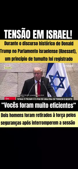 🇮🇱 TENSÃO EM ISRAEL! Durante o discurso histórico de Donald Trump no Parlamento israelense (Knesset), um princípio de tumulto foi registrado. Dois homens foram retirados à força pelos seguranças após interromperem a sessão. O incidente gerou constrangimento imediato, e as autoridades israelenses pediram desculpas a Trump ao vivo. Com tranquilidade, o presidente americano elogiou a agilidade da segurança: > “Vocês foram muito eficientes.” Em seguida, retomou o discurso, arrancando aplausos da plenária. #Trump #Israel #Knesset #Internacional #BreakingNews 
