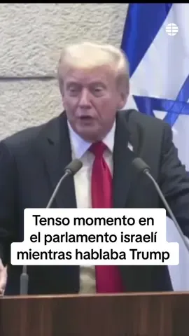 Momento de tensión durante la intervención de Trump en Israel Dos diputados-uno judío y otro árabe- del partido comunista Jadash interrumpieron en el parlamento con una pancarta en la que demandaban: “Reconoce Palestina”. Los servicios de seguridad intervinieron de inmediato y el propio Trump les felicitó: “Eso fue muy eficiente” #israel #protesta #trump