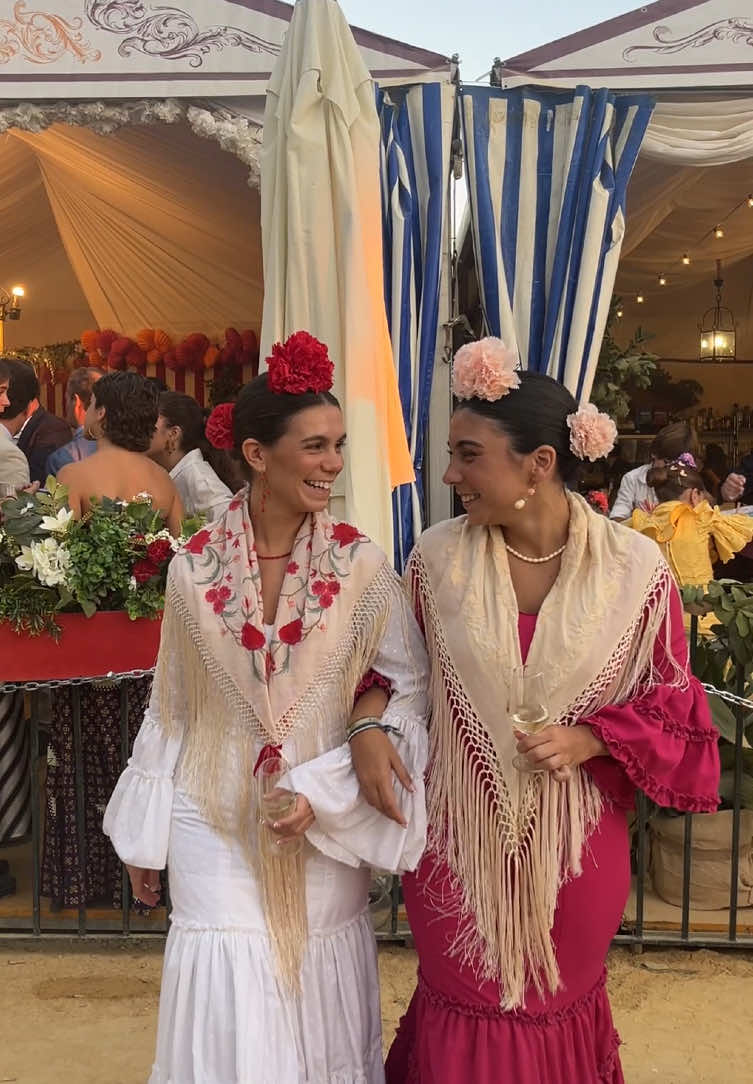 Nuestros pendientes en la feria de otoño de Huelva❤️ @pilarherrezuelo1 @Blanca López Pérez  #feriadeotoño #feriadelcaballo #flamenca #pendientes #viral 