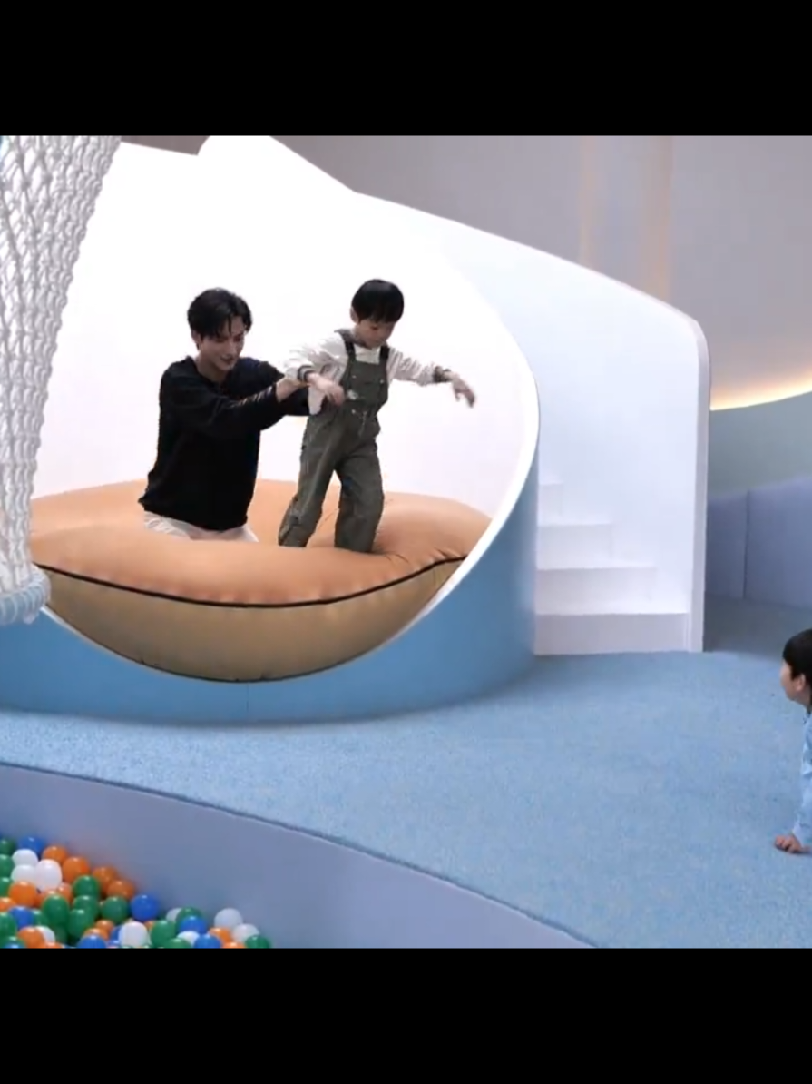 So Lele was personally chosen by Jiang Heng, because he also wanted to show that the child resembles him as Shen Wenlang 😭💔  #jiangheng #oceanjiang #shenwenlang #gaolele #fyp 