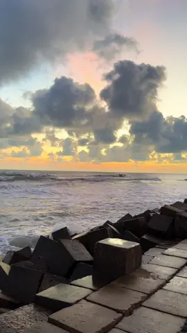 সমুদ্রের পাড়ে হাঁটলেই মনে হয়, জীবনটাও যদি এর মতো মুক্ত আর বিশাল হতো!🥰🏝️🌊#foryou #foryoupage #bdtiktokofficial #viral #duet 
