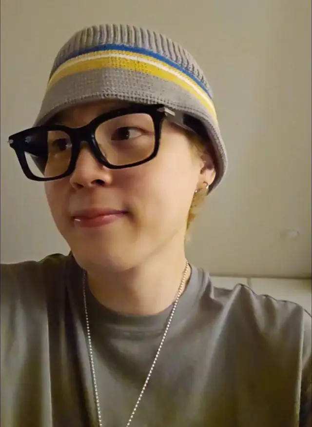 Omg Jimin is live  😭😭😭