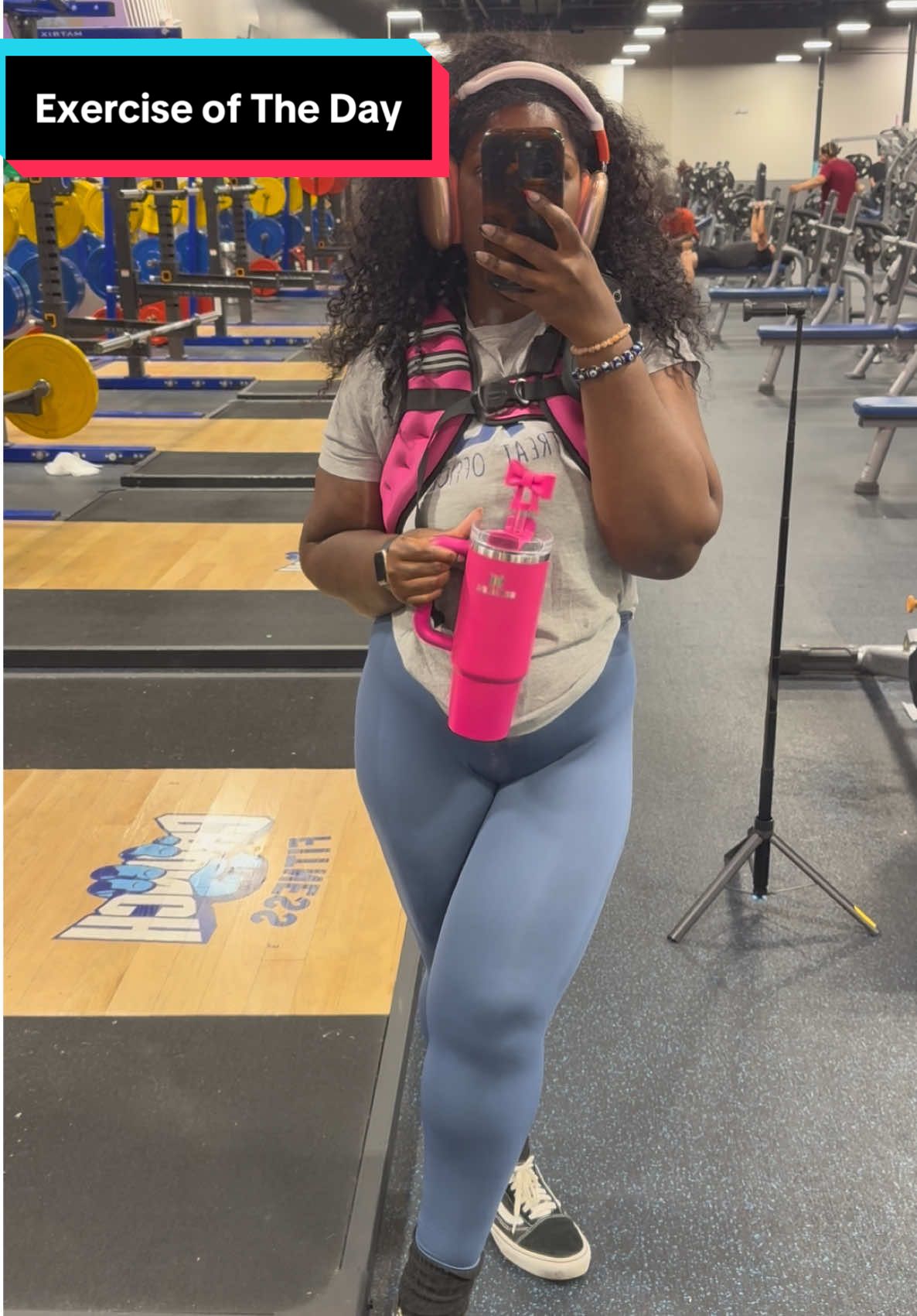 #exerciseoftheday upper body +core with my 12lb weighted vest on  This 🎥 is 1 minute, please watch  #upperbodyworkouts #fitnessjourney #consistent #workout 