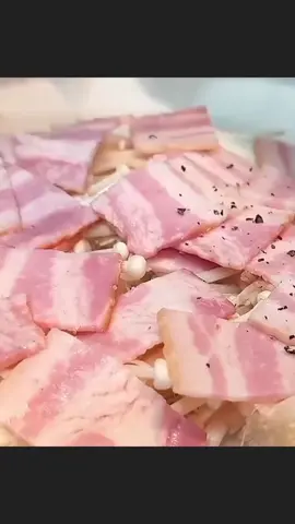 モチモチえのきチーズベーコン 【 材料 】 ライスペーパー：1枚  えのき茸 ：1/2株  ベーコン（ハーフカット）： 1枚  スライスチーズ ： 2枚  塩コショウ ： 少々   【作り方】  1. えのき茸は石づきを切り落とし、半分の長さに切ります。根元側のくっついている部分に切り込みを入れ、食べやすい大きさにほぐしておきます。  ベーコンは食べやすい大きさに切り分け、バラバラにしておきます。  スライスチーズは適当な大きさにちぎっておきます。  2. 大きめの皿にクッキングシートを敷き、その上にライスペーパーを乗せます。 ライスペーパーの上に、えのき茸、ベーコン、ちぎったチーズの順に広げながら乗せます。 最後に塩コショウを少々振ります。  3. ふんわりとラップをかけます。  電子レンジ600Wで3分30秒加熱します。  4. 全体に火が通ったら、クッキングシートごと持ち上げ、半分に折り曲げて具材を包み込みます。 クッキングシートを取り除く！ はい！できあがり〜 えのき茸から滲み出た水分でライスペーパーが柔らかくなり、もちもちの食感に！えのきのシャキシャキ感と、チーズ＆ベーコンの濃厚な旨味が広がる、手軽で美味しい一品です。ぜひ作ってみてくださいね！ #えのき #ライスペーパーレシピ #簡単レシピ #レンチンレシピ #おうちごはん 