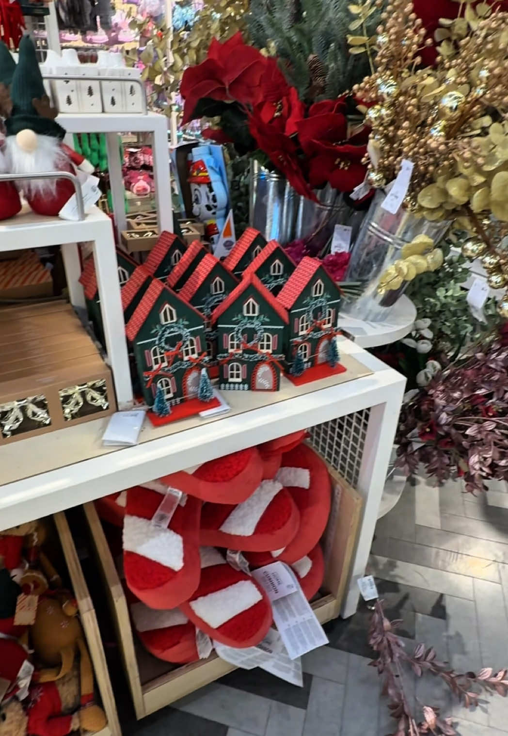 Noel chez Primark Bruxelles (rue neuve). Bcp de petites deco Noel et un reste d’Halloween. #christmas #noel #primark 