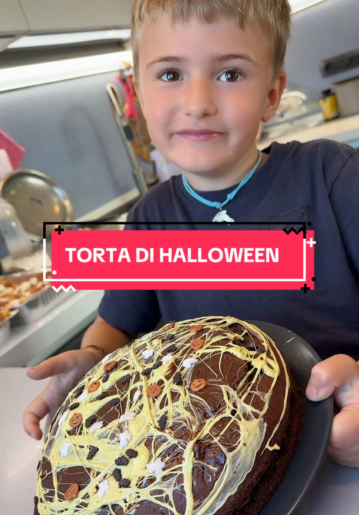 TORTA SUPER SPAVENTOSA E CIOCCOLATOSA DI LEO 🥰 🎃👻 INGREDIENTI: Per la base: 3 uova  200 g zucchero  250 g farina 00 40 g cacao amaro  1 bustina di lievito  200 g latte  100 g olio di semi  Vaniglia qb  Per lo sciroppo: 2 cucchiai cacao amaro  100 g acqua  100 g latte condensato  +Nutella qb  +marshmallow per le ragnatele (basta scioglierli a microonde per 15 secondi) PROCEDIMENTO NEL VIDEO ✨