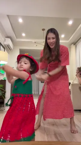 Bagay sa kanya yung pasalubong ko from Baguio 🍓