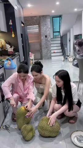 3 ce bổ sầu hay quá :)) từ mai a lại chịu khó mua sầu về cho ce bổ 😂😂😂