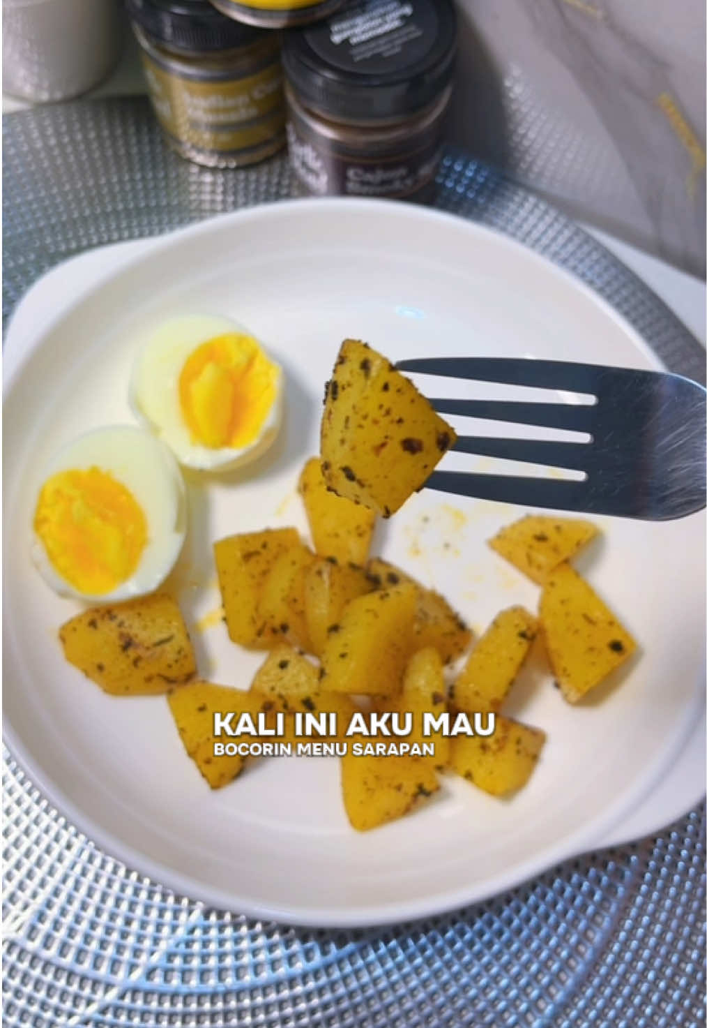 cheesy garlic blend ini bener2 ngeblend bgd rasa kejunya, jd bisa utk bikin menu bocil jugak. menu satset kali ini aku cuma pake 2 bahan aja : ✨ 1 buah kentang ✨ cheesy garlic blend by rustic blend masih banyak pilihan rasa lainnya, pokoknya kalian wajib cobainnn 🫶🏻 #RusticBlend #Menusehat #MenuDiet #KentangRebus #SarapanSehat 