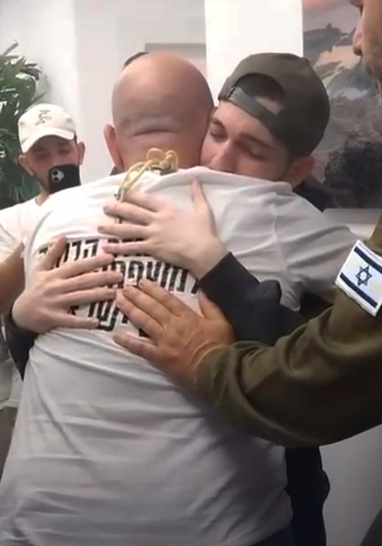 ⁨	⁨	⁨	כשהוא נעמד על רגליו: אביו של בר קופרשטיין מתאחד איתו אחרי שנתיים בשבי⁩⁩⁩ #חדשות13 