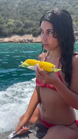Bahar Candan mısır yememe de kızmazsınız diyerek denizde mısır yedigi görüntüleri paylaştı