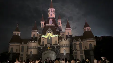 Cứ ngỡ lạc chân vào thế giới cổ tích. Đẹp quá điiiiii #tatashownhatrang #vinwondersnhatrang #embeduahau🍉 