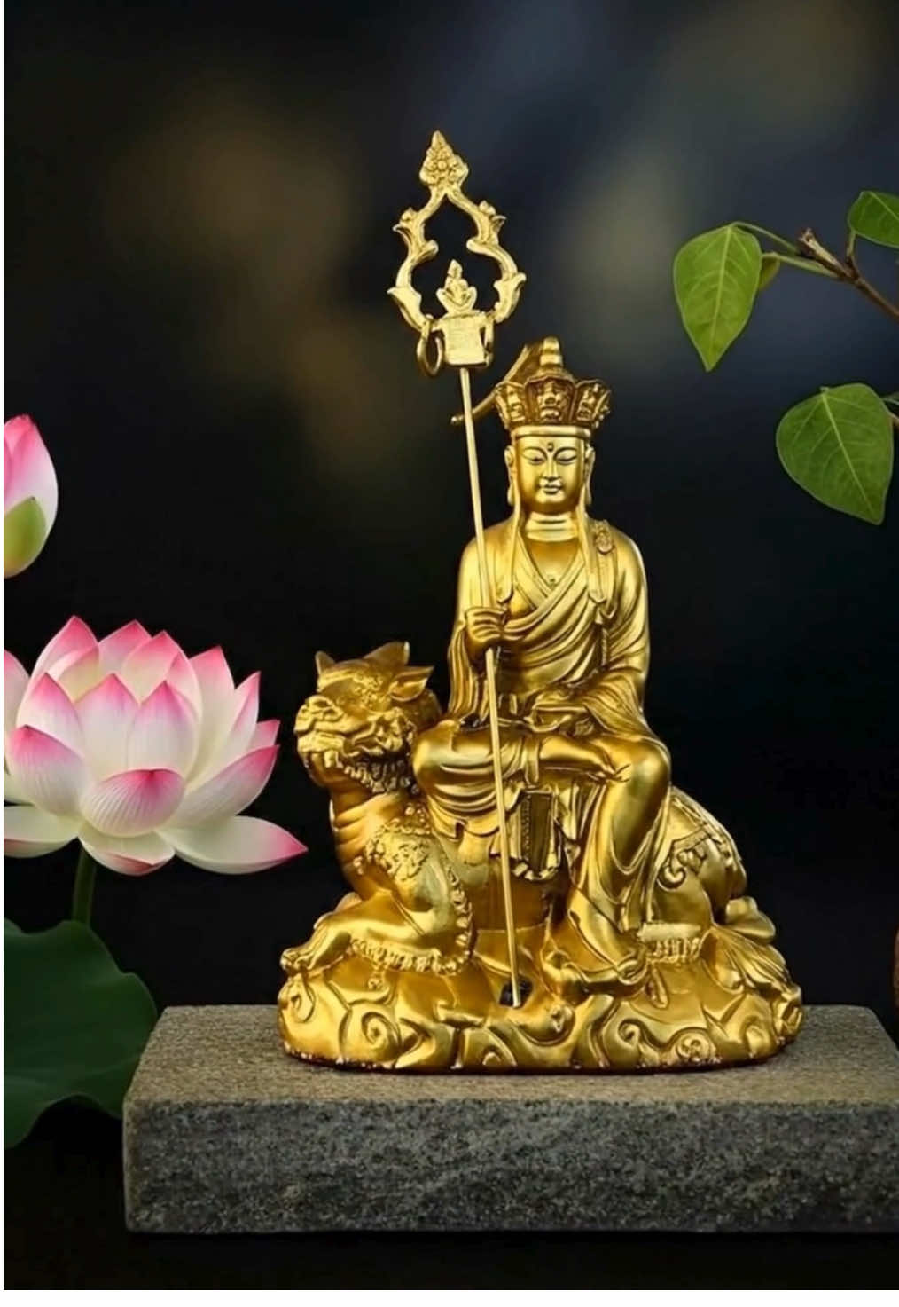 Tượng Địa Tạng Vương Bồ Tát cưỡi linh thú Đề Thính. Tượng cao 10cm nhỏ gọn nhưng đầy trang nghiêm, phù hợp đặt thờ trong nhà, bàn thờ nhỏ, bàn làm việc hoặc góc tập tu đều ý nghĩa. #diatangvuongbotat #tuongdiatangvuongbotat #tuongphatdiatang #tuongphat #tutaptaigia 