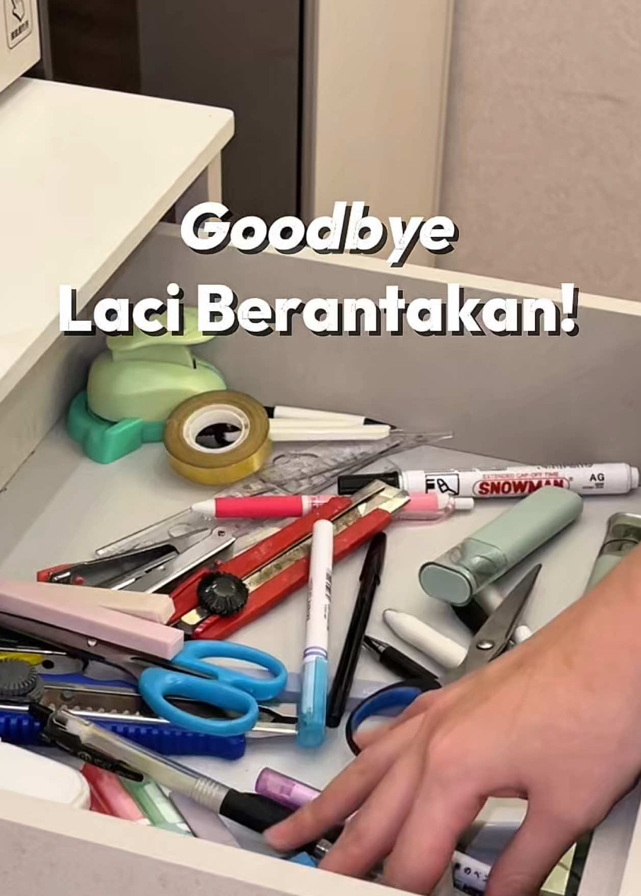 Alat tulis jadi ga campur aduk di laci pakai ✨STORA Organizer Laci Clear✨ Sekarang mau cari apapun, udah langsung pada tempatnya. 🛒Checkout organizer lacinya di link bio no.165 ya🧡💙 #ruparupa #OmniChannel #OrganizerForDesk #SekatAlatTulis #TempatAlatTulisBiarRapi