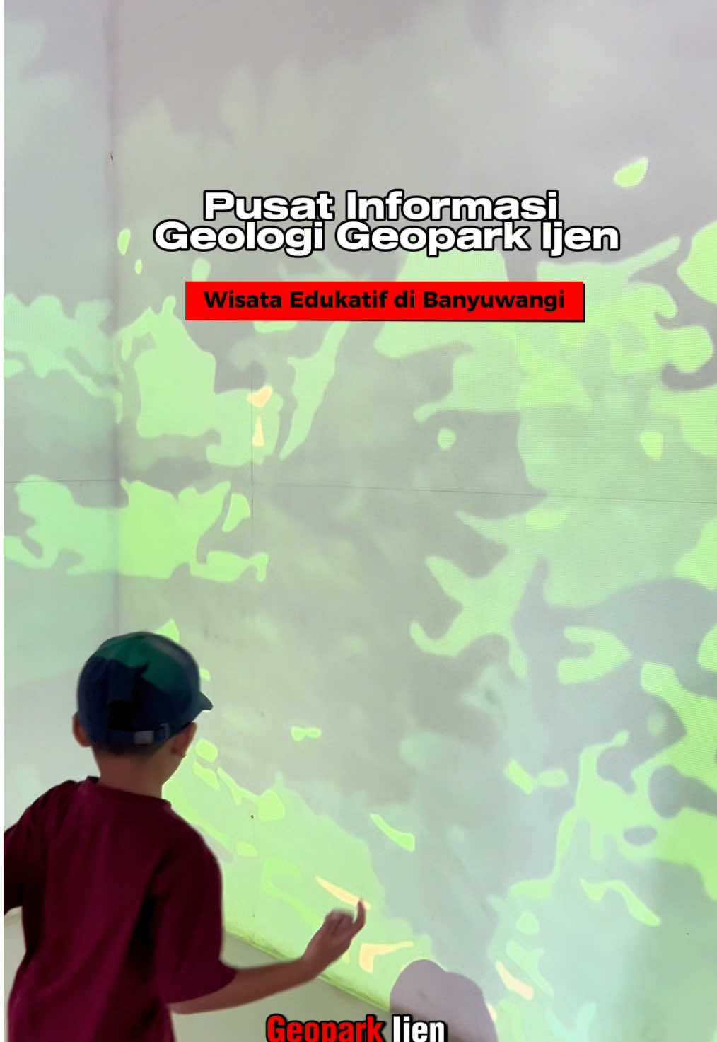 Explorasi seru di Pusat Informasi Geologi Geopark Ijen 🌋 Wisata edukasi yang bikin kamu makin kagum sama keindahan alam Banyuwangi 😍 Belajar geologi sambil seru-seruan? Bisa banget! Ada touchscreen, mikroskop, 3D visual, sampai mini bioskop juga loh 🎥 📍 Lokasi: Sebelah GOR Tawangalun, Giri – Banyuwangi 🎟️ Tiket: 10K (dewasa) | 5K (anak-anak) Kalau mau sekalian nginep, cobain RedDoorz Syariah Plus Near Airport Banyuwangi ✅ Deket bandara ✅ Ada kolam renang ✅ Kamar luas & bersih ✅ Harga hemat pakai promo YUKNGINEP Liburan edukatif + penginapan nyaman = kombinasi sempurna buat healing bareng keluarga! 🌿 Jangan lupa download aplikasi RedDoorz sekarang✨ #reddoorzindonesia #reddoorz #banyuwangi #redtravelers #reddoorzid 