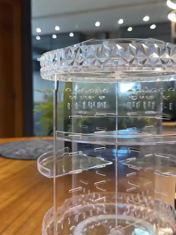 O toque de luxo que sua penteadeira precisava! ✨ Nosso Organizador Giratório 360º em Acrílico deixa sua maquiagem organizada, visível e acessível. Gire e encontre tudo! De R$ 88,00 💰 *Por R$ 45,88* 😱 🛒 Compre agora 👉 https://s.shopee.com.br/1BDh2CV0wx ⚠️ Promoção sujeita à alteração de preço e estoque do site