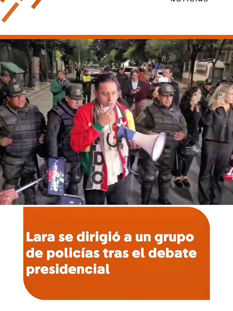🟠 El candidato a vicepresidente #EdmandLara se dirigió con megáfono en mano a un grupo de policías que resguardaba el lugar donde se llevó a cabo el debate presidencial. #noticiasbolivia #novavoxnoticias #eleccionesbolivia2025 