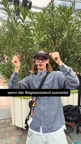 Wenn selbst der Regieassistent beim Live-Auftritt ausrastet, weißt du: 🔥 Da läuft alles richtig! 🔥 Diese Energie, diese Stimmung – einfach unbezahlbar! 🤩 Wer war live dabei oder hat’s im TV gesehen? 👉 Schreibt’s in die Kommentare, speichert & teilt den Moment mit allen, die gute Laune brauchen! 🎶💪 #voxxclub #livemusik #fernsehgarten #goodvibes #bühnenmoment