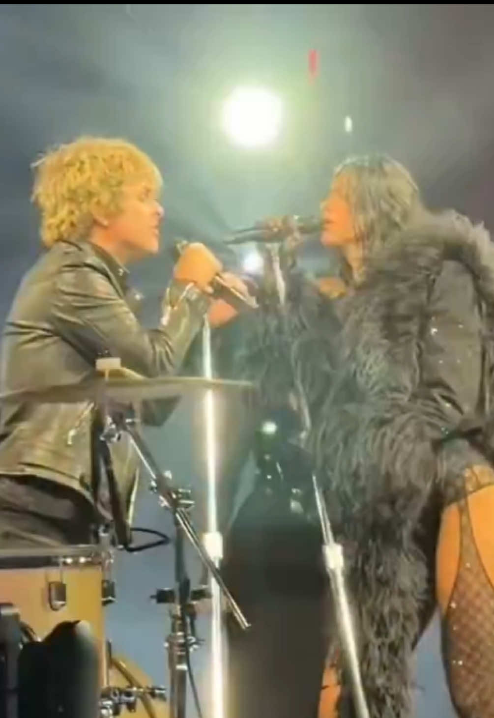 Billie Joe acompaña a @Dua Lipa para cantar 