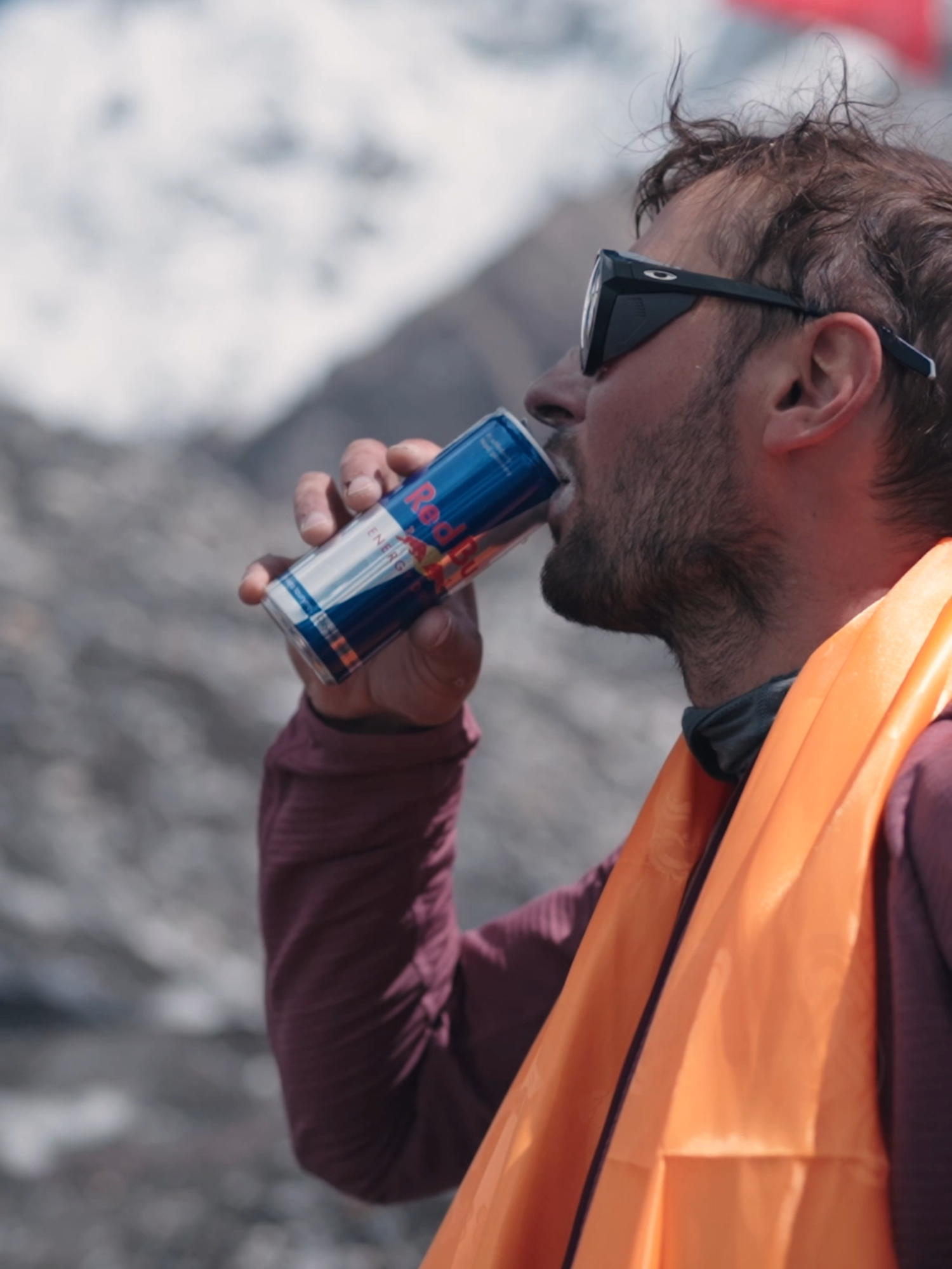 POV at its peak 😲 ⛷️: Andrzej Bargiel 🤝: @redbullsnow & @redbulladventure   #redbull #givesyouwiiings #energydrink #skiing #worldfirst #mounteverest