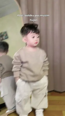 sweateran ajalah kita😎@Alby Ginoza  #ootdanak #fashionanak #foryoupage #outfitideas 