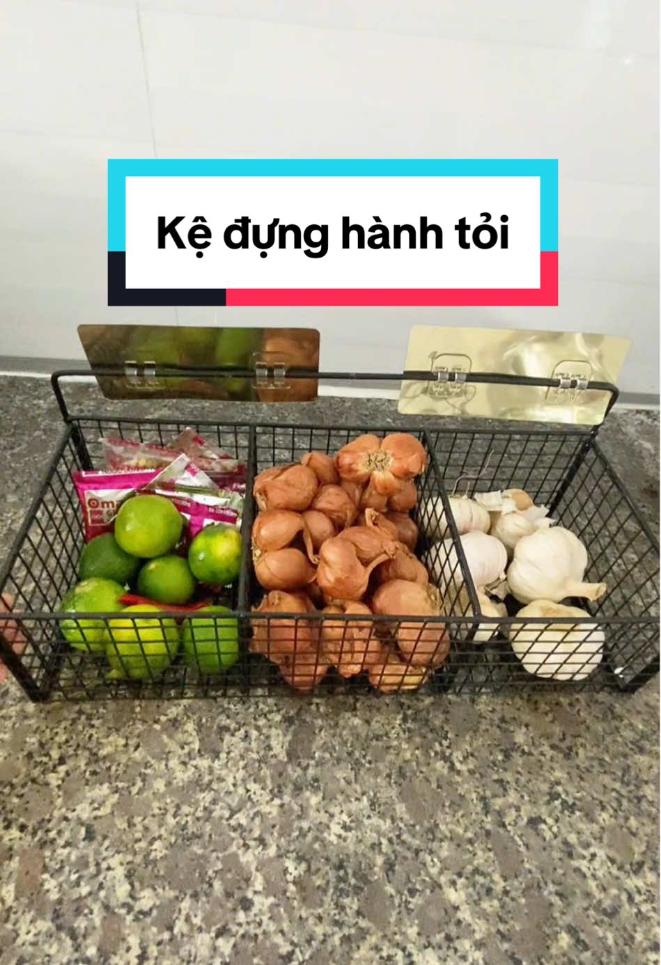Chỉ cần bỏ ra mấy chục nghìn thôi là có ngay chiếc kệ đa năng xịn xò, để được đủ thứ từ gia vị, hành tỏi trong bếp cho tới chai lọ trong nhà tắm nha. Góc nào cũng gàng, sạch sẽ hẳn ra#kedunghanhtoi #kedunggiavi #kedunggiavitrongnhabep #huongreviewquanhnha @Hương review quanh nhà  @Hương review quanh nhà 