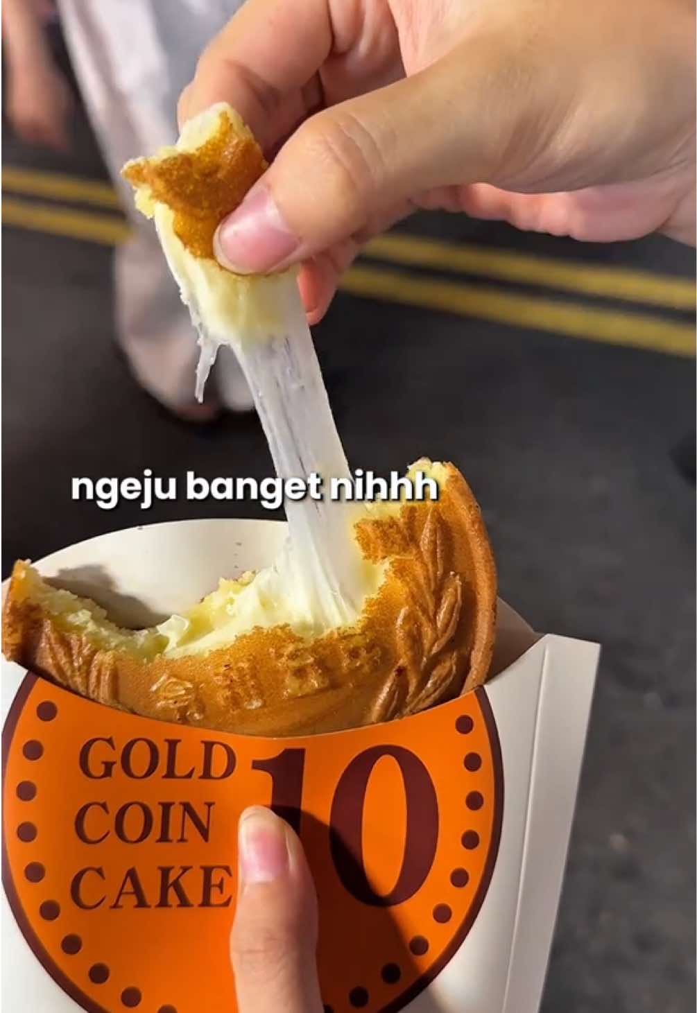 Cheese pull 10 Yen Coin core 🧀 #taiwanindonesia🇹🇼🇮🇩 #kaohsiung #六合夜市 #高雄美食 #indotaiwan🇮🇩🇹🇼 