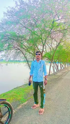 আমি চাঁদ ভেবে ভুল করেছি তুমি কালবৈশাখীর ঝড় আমি তোমার হয়ে রইলাম শুধু তুমি করলা আমায় পর আমি ফুল ভেবে ভুল করেছি  তুমি প্রজাপতির মতো মিল্লে পাখা আমি তোমার হয়ে থাকতে গিয়ে হলো না আর থাকা  আমি সফল হলে তুমি কষ্ট পাবে কারণটা তোমার জানা আমি তোমার হতে চেয়েছিলাম তুমি করেছিলে মানা 