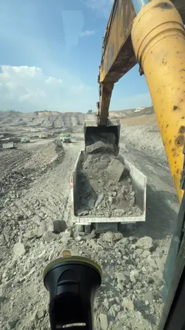 Komatsu loading scepat #fyp #tutorial #excavator #operator_excavator #tambangbatubarakalimantan 