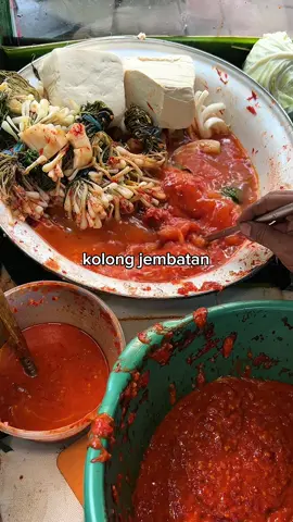 untungnya dapet tempat duduk jadi ga perlu ngemper🙏🏼  jumat tutup ye, buka dari jam 10.30-17.00  Tikimnya juga cuman ada di weekend,  📍Asinan Betawi Jaelani  dibawah flyover Kemanggisan Jakbar   #ttpetualangpro #kulinertiktok #kulinerjakarta #kulinerviral 