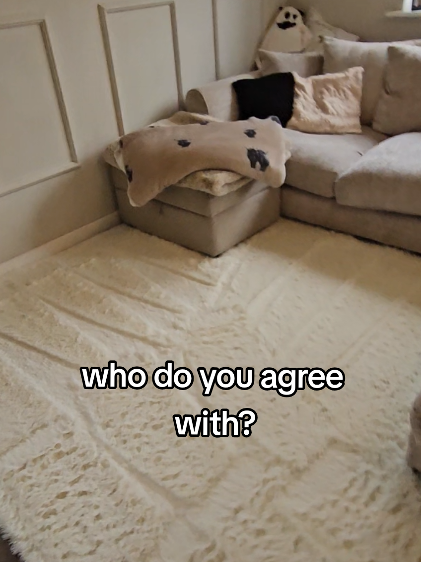 who you agreeing with? I think we can all agree tho, this rug is staying, get yours into he basket!  #rug #cosy #cosydecor #cosyaesthetic #homeaesthetic 