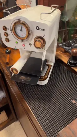 Lihat hasil ekstraksi kopi dari Oxone Eco Espresso Machine ini! Kremanya tebal banget, bikin kopi makin nikmat. Tunggu apa lagi?