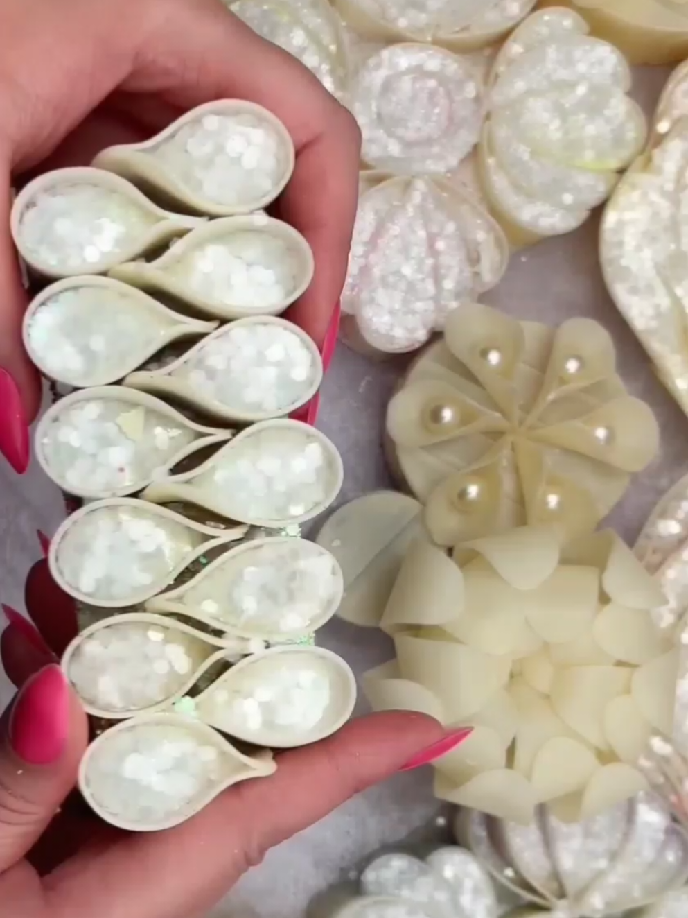 Do you like glitter? Leave a comment 🤍🤍🤍 #ASMR #asmrvideo #asmrtiktoks lucky vibrations asmr #satisfyingvideo #asmrsounds 