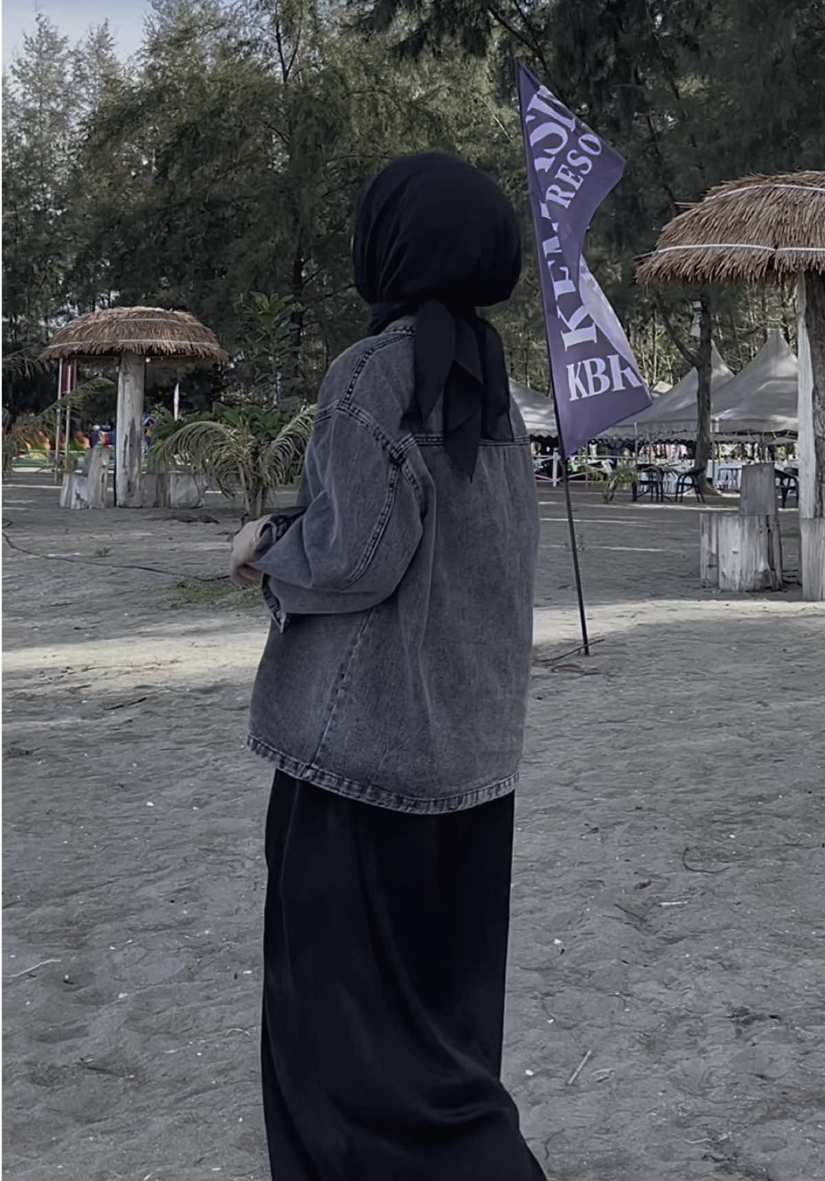 Denim outfit always looks good, Lurve dooh denim outfit ni menyesal grab 1, kalau nak tekan beg kuning tau! #kemejadenim #denimoutfit #outfitinspiration #OOTD #denim #denimoutfit #OOTD #denim #denimoutfit #bajudenim #fashionideas #pandaeyes 