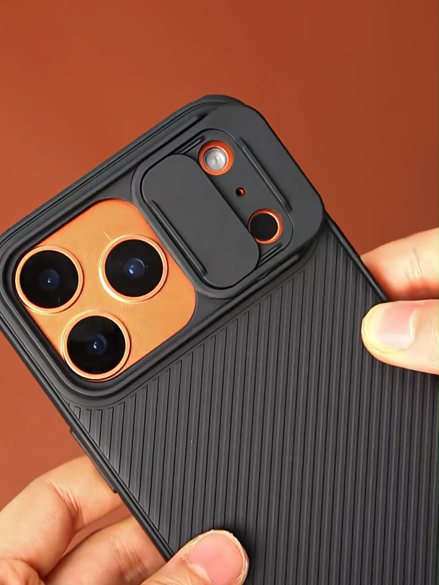 Proteção de verdade com design inteligente. 🔒 A Nillkin Camshield Pro para iPhone 17 Pro Max une resistência e elegância em cada detalhe. ✅ Tampa deslizante que protege a câmera ✅ Amortecedores nos quatro cantos ✅ Policarbonato rígido + bordas em TPU ✅ Textura firme e toque confortável Segurança, estilo e inovação no mesmo case. 💎 #Nillkin #CamshieldPro #iPhone17ProMax #CapaAntiImpacto #ProteçãoComEstilo #fyp #fy