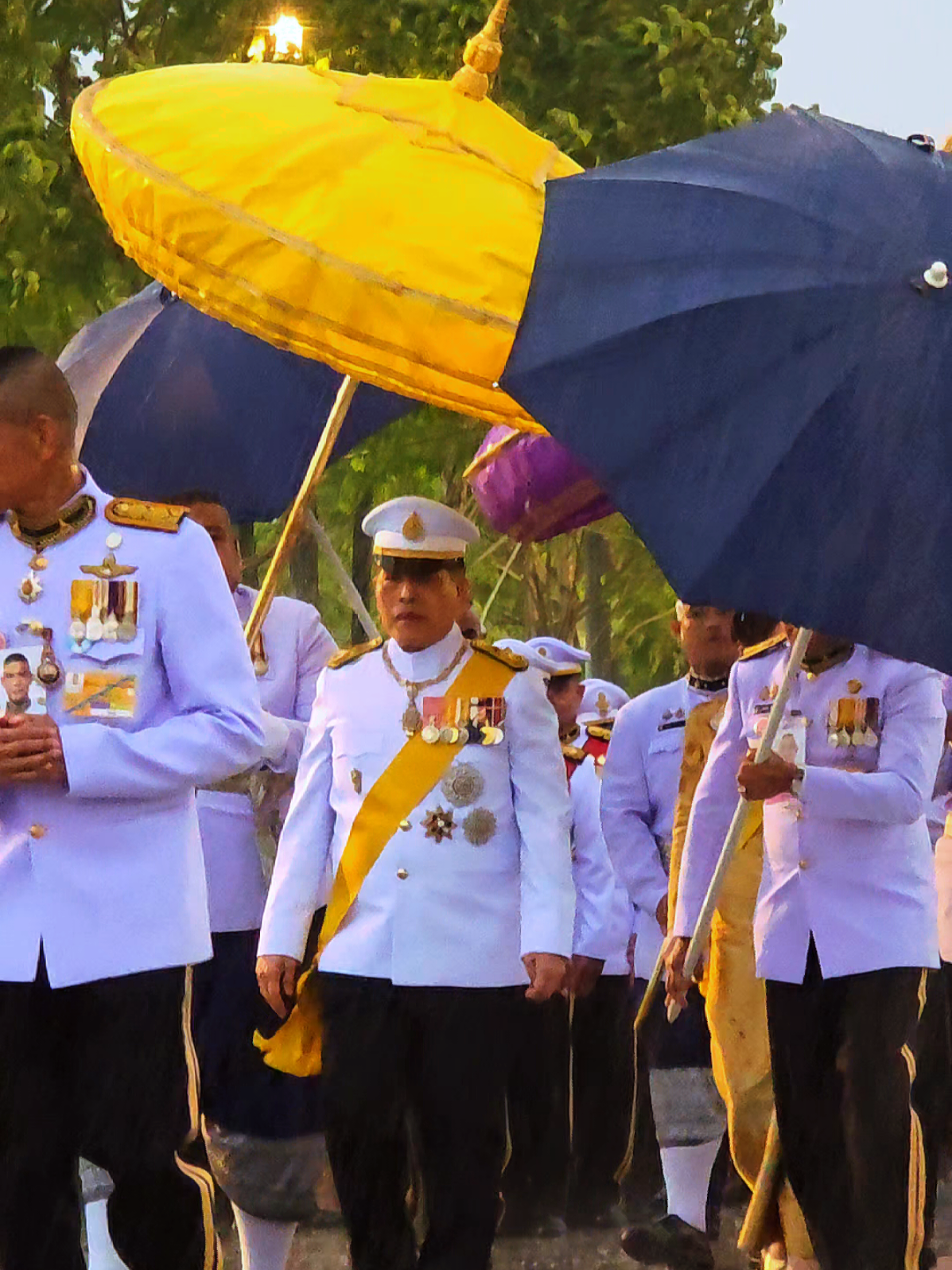 ในหลวง-พระราชินี เสด็จฯไปทรงวางพวงมาลาถวายราชสักการะ พระบรมรูปพระบาทสมเด็จพระบรมชนกาธิเบ ศร มหาภูมิพลอดุลยเดชมหาราช บรมนาถบพิตร เนื่องในวันนวมินทรมหาราช ๑๓ ตุลาคม ๒๕๖๘      ในโอกาสนี้ สมเด็จพระเจ้าลูกเธอ เจ้าฟ้าสิริวัณณวรี นารีรัตนราชกัญญา และสมเด็จพระเจ้าลูกยาเธอ เจ้าฟ้าทีปังกรรัศมีโชติ มหาวชิโรตตมางกูร สิริวิบูลยราชกุมาร โดยเสด็จในการนี้ด้วย #ทรงพระเจริญ #ทรงพระเจริญยิ่งยืนนาน  #ทรงพระเจริญ 