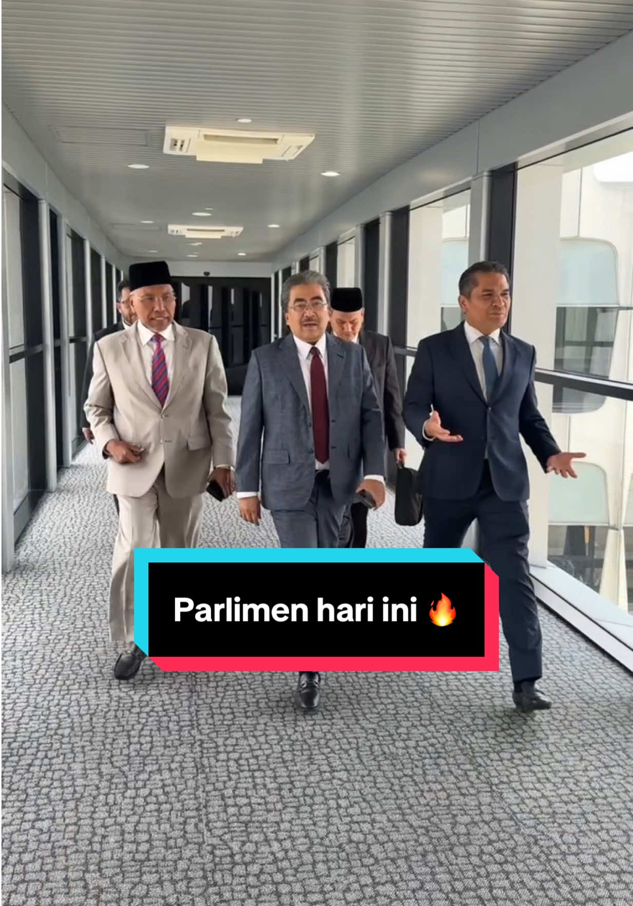 Sidang Dewan Rakyat hari ini diteruskan dengan perbahasan Belanjawan 2026 di peringkat dasar. Dalam masa yang sama, beberapa Ahli Parlimen Perikatan Nasional turut membangkitkan pelbagai isu penting melalui sesi soalan lisan yang menumpukan kepada kepentingan rakyat dan pelaksanaan dasar kerajaan. Antara perkara yang dibangkitkan hari ini termasuklah isu penyelenggaraan Aerotrain di KLIA yang kerap rosak sebagaimana dibangkitkan oleh YB Jerantut yang meminta penjelasan daripada Menteri Pengangkutan mengenai langkah segera bagi memastikan perkhidmatan pengangkutan penumpang di lapangan terbang tersebut kembali lancar dan selamat. YB Merbok pula menimbulkan persoalan kepada Menteri Perumahan dan Kerajaan Tempatan tentang bagaimana kementerian dapat terus memainkan peranan utama dalam membantu golongan muda memiliki rumah pertama yang mampu milik dan berkualiti, termasuk melalui kemudahan pembiayaan yang mencukupi serta penglibatan sektor swasta dalam keadaan kos sara hidup yang semakin meningkat. YB Kuala Krau meminta penjelasan daripada Menteri Dalam Negeri mengenai langkah konkrit yang akan diambil bagi memastikan aset baharu Agensi Penguatkuasaan Maritim Malaysia digunakan secara optimum dalam usaha membanteras jenayah maritim di perairan negara. YB Kubang Pasu mengusulkan agar Kementerian Pelaburan, Perdagangan dan Industri memperincikan kemajuan pelaksanaan strategi mempelbagaikan pasaran ke negara-negara BRICS, benua Afrika dan MERCOSUR serta menjelaskan sasaran yang ditetapkan bagi tempoh lima tahun akan datang. Perkara-perkara yang dibangkitkan ini mencerminkan kesungguhan Ahli-Ahli Parlimen Perikatan Nasional membawa suara rakyat, daripada isu pengangkutan dan perumahan, sehinggalah kepada keselamatan maritim dan daya saing ekonomi negara. Perbahasan dan sesi soal jawab ini menjadi sebahagian daripada tanggungjawab kami memastikan setiap dasar dan pelaksanaan kerajaan benar-benar memberi manfaat kepada rakyat. #DRJ #PerikatanNasional 
