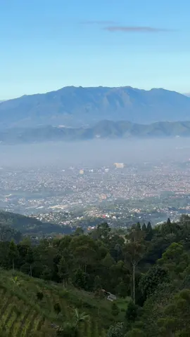 Ciptaan tuhan yang paling sempurna 🥺🥰 tuhan terima kasih sudah menciptakan dunia seindah ini 📍bukit moko/puncak bintang #puncakbintang #bandunghits #xyzbca #fyp #trending 
